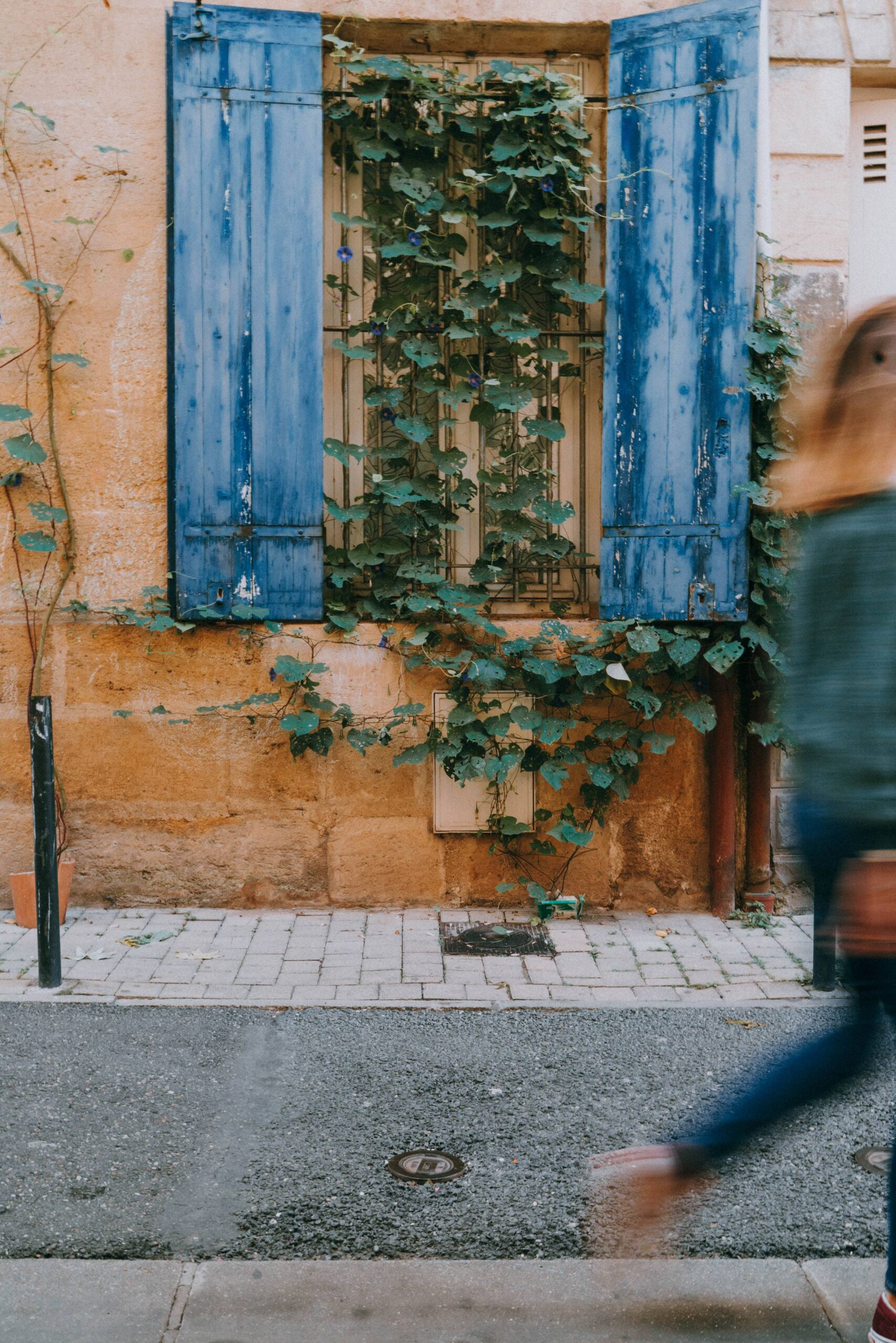 Maëra Janin, sophrologue & Doula à Bordeaux, marchant dans la rue