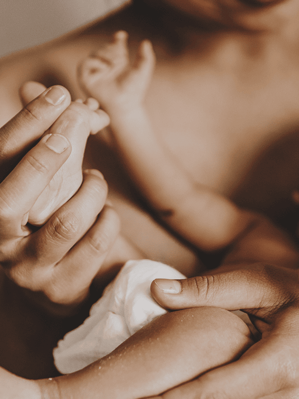 Mère portant son enfant bébé nourrisson dans les bras maera janin sophrologie doula