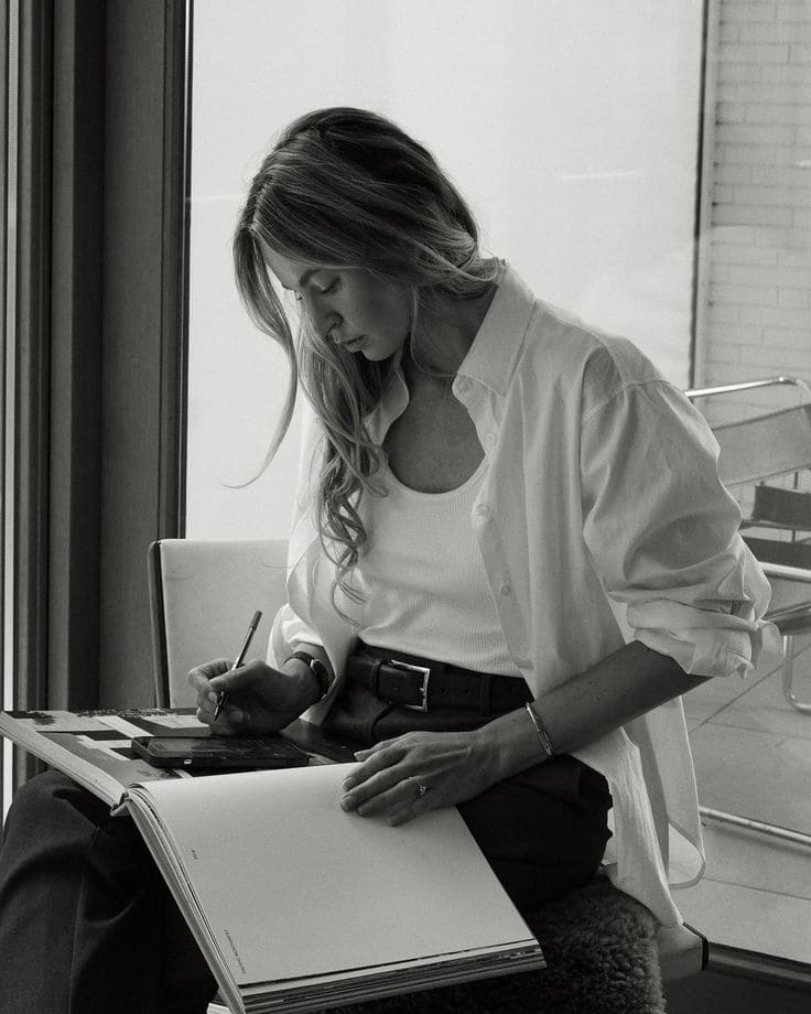 Portrait d'une femme qui travaille en noir & blanc