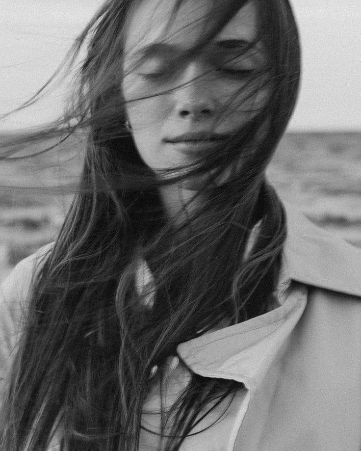 portrait d'une femme en noir & blanc